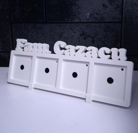 Ramă foto personalizată cu nume de familie si 4 fotomagneți personalizați.