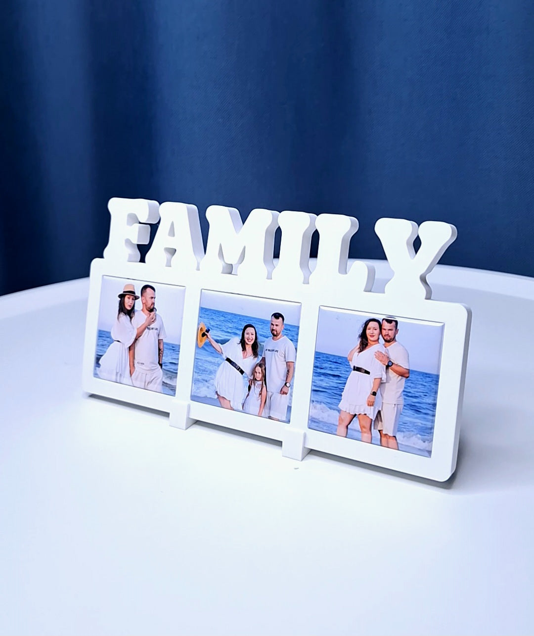 Ramă foto FAMILY cu 3 fotomagneți personalizați.