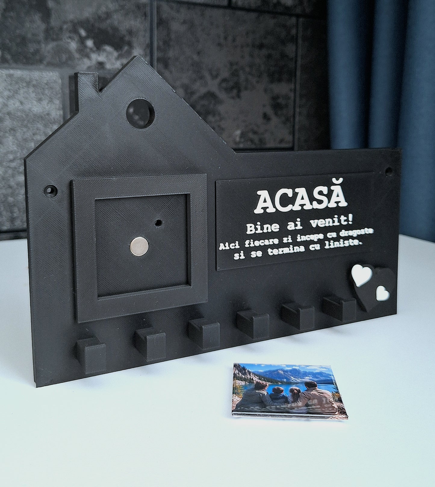 Suport de chei personalizat cu fotografie magnetică și text ales de tine.