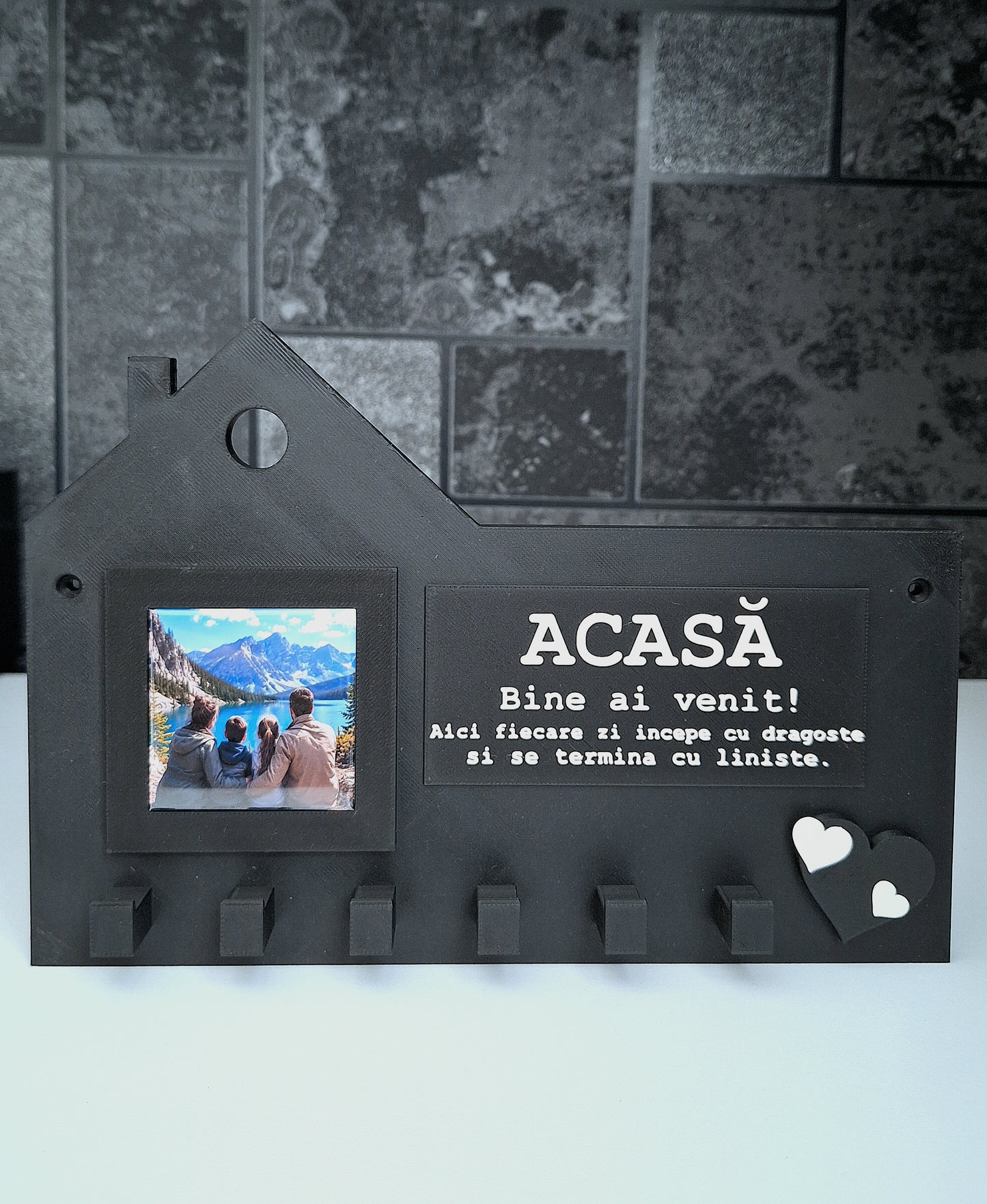 Suport de chei personalizat cu fotografie magnetică și text ales de tine.